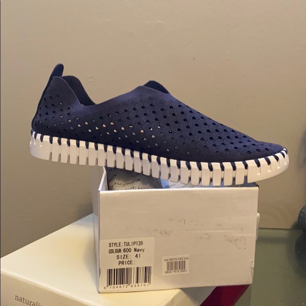 Navy slip-on Tulip 139 from Ilse Jacobsen